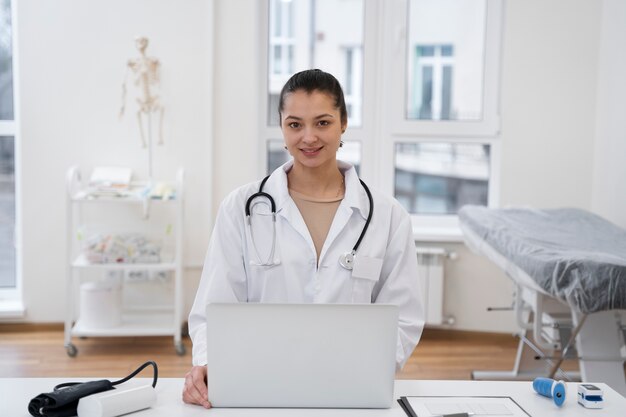 Dokter aan het werk in hun kliniek