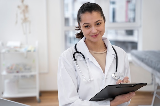 Dokter aan het werk in hun kliniek