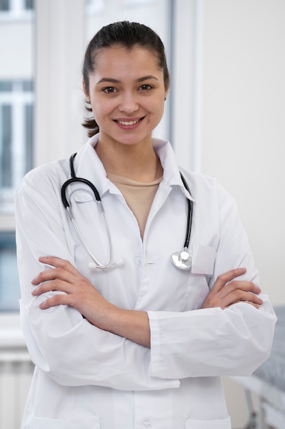 Dokter aan het werk in hun kliniek