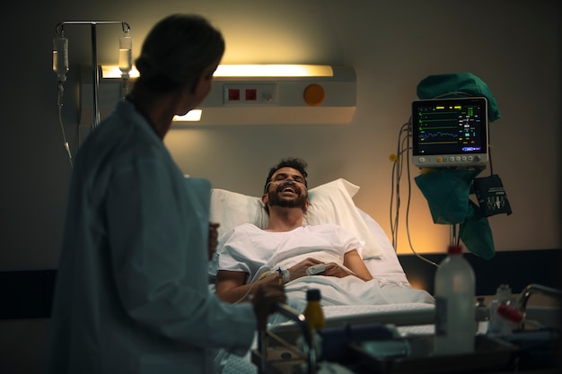 Dokter controleert een van haar patiënten checking