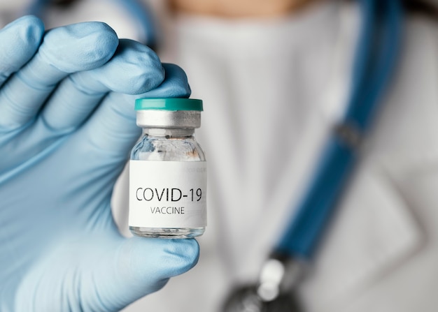 Dokter die een covid-19-vaccin voorbereidt