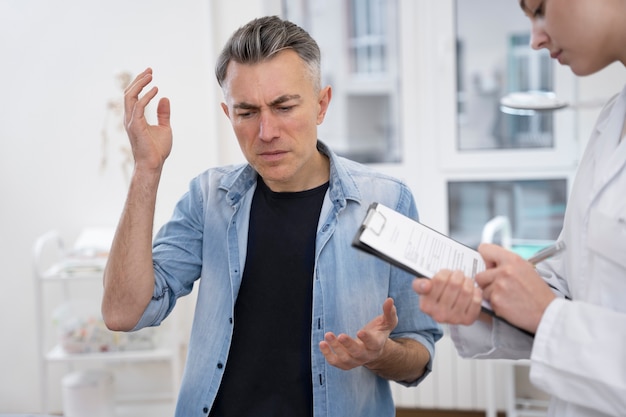 Dokter die routinematige medische controle uitvoert