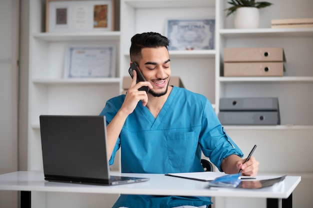 Dokter doet hun werk in kindergeneeskunde kantoor