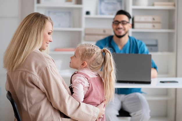 Dokter doet hun werk in kindergeneeskunde kantoor