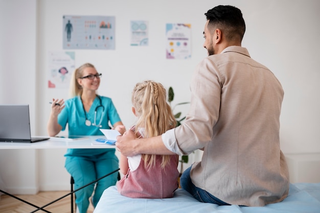 Dokter doet hun werk in kindergeneeskunde kantoor