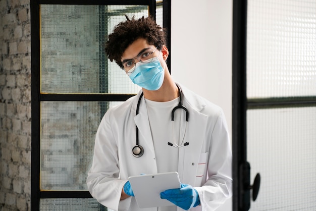 Dokter draagt gezichtsmasker medium shot