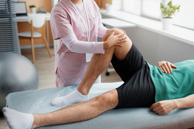 Gratis foto dokter helpt patiënt tijdens revalidatie