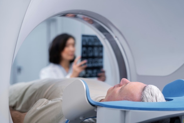 Dokter maakt patiënt klaar voor ct-scan