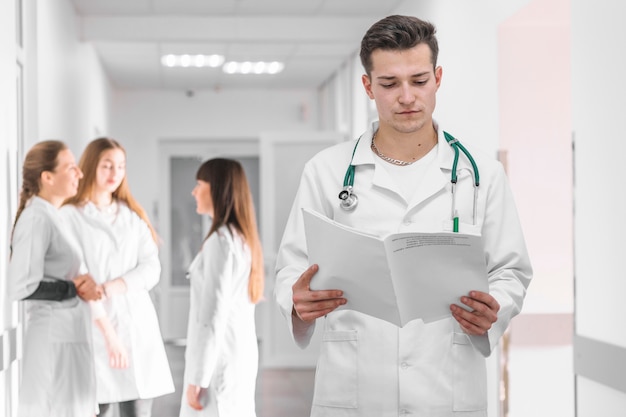 Dokter met documenten in kliniek