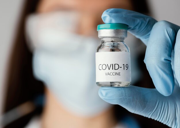 Dokter met een covid-19-vaccinfles