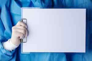 Gratis foto dokter met een paperclipboard