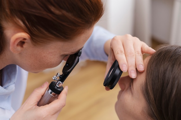 Dokter test het gezichtsvermogen van de patiënt