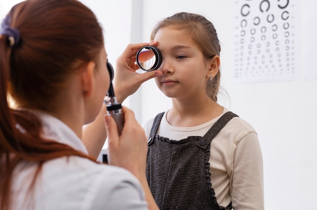 Dokter test het gezichtsvermogen van de patiënt