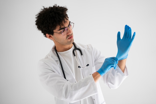 Dokter trekt handschoenen medium shot aan