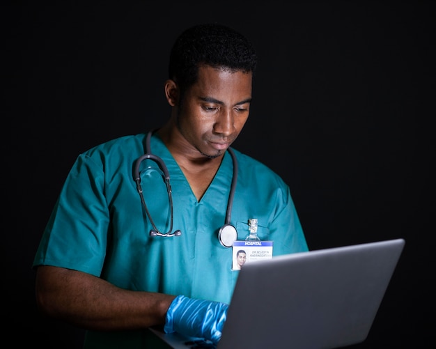 Dokter werkt aan laptop medium shot