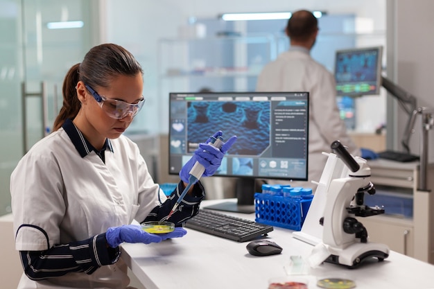 Dokter-wetenschapper die een klinisch experiment uitvoert met behulp van een micropipet