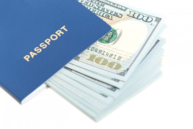 Dollars in paspoort dat op wit wordt geïsoleerd. Buitenlands paspoort met bankbiljet. Gratis reizen naar Europa zonder visum. Toerisme concept. Vrije ruimte voor tekst