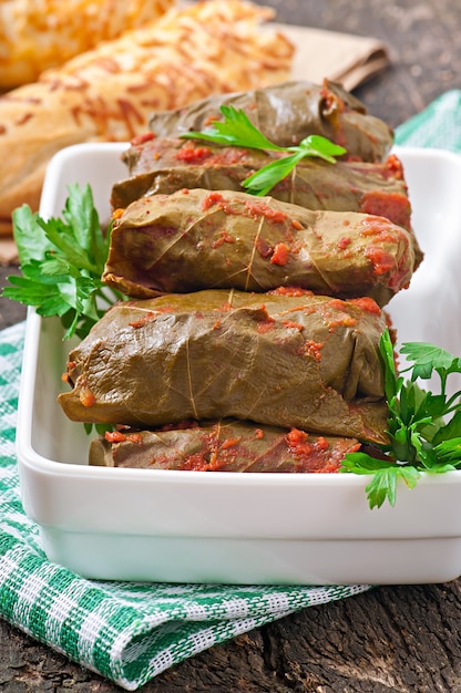 Dolma, gevulde druivenbladeren, Turkse en Griekse keuken