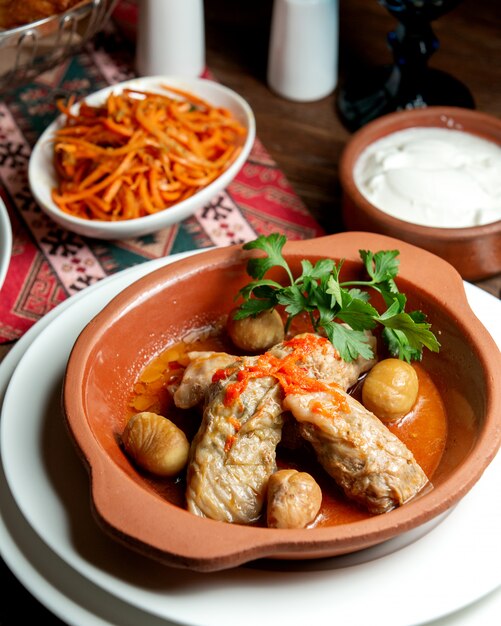 Dolma van koolbladeren met kastanje in kleipotten