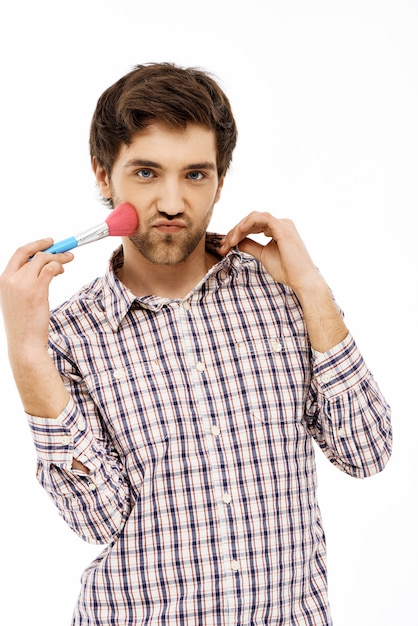 Domme vrouwelijke guy touch cheek makeup brush