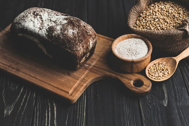 Donker brood op een houten bord