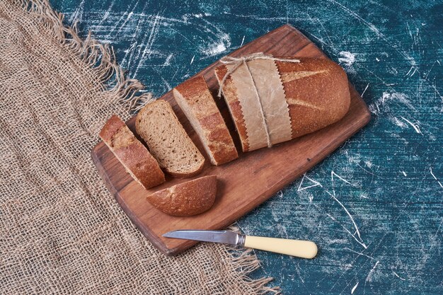 Donker brood op houten snijplank.