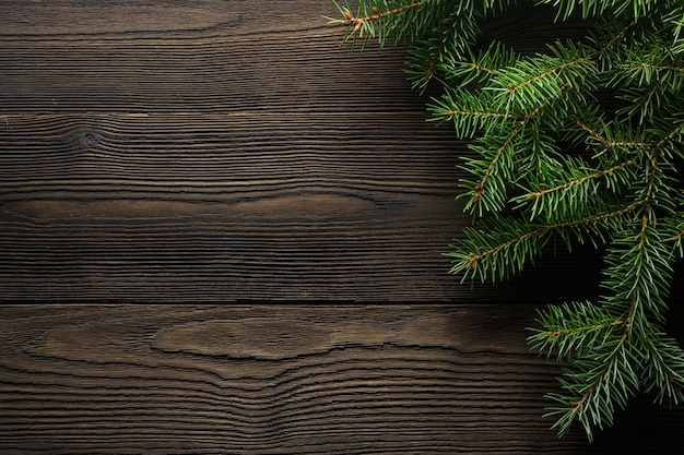 Donker bruin houten tafel met pijnbomen naast