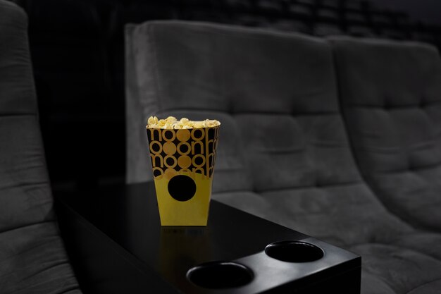 Donker vip bioscoop studio stilleven