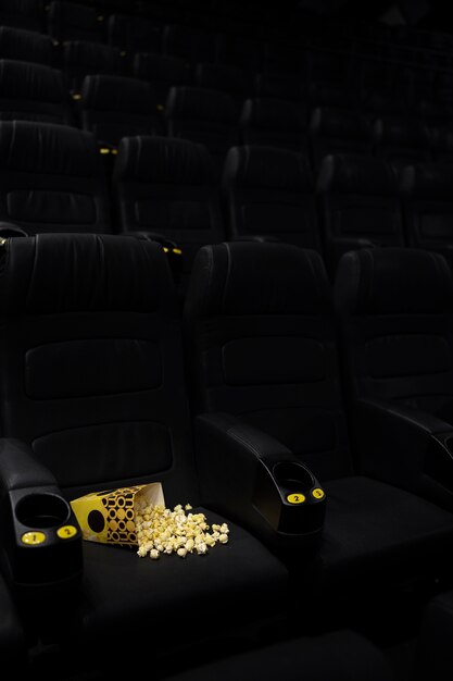 Donker vip bioscoop studio stilleven
