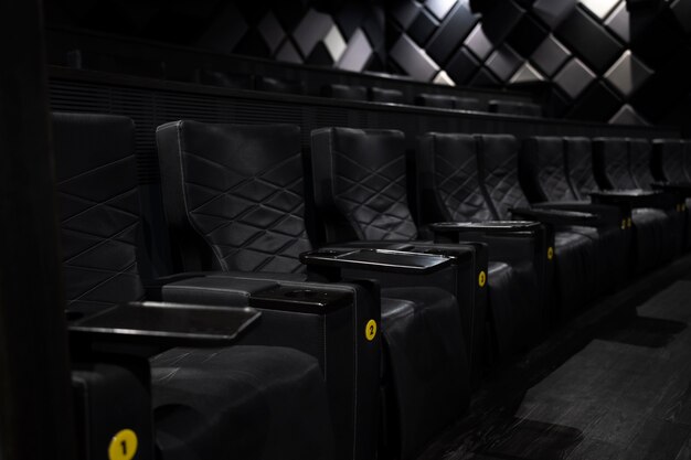 Donker vip bioscoop studio stilleven