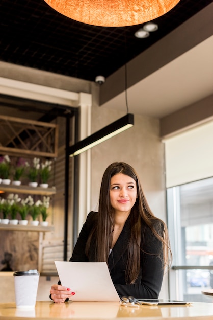 Donkerbruine onderneemster met document