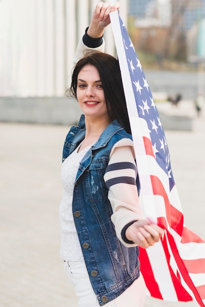 Donkerbruine vrouw met Amerikaanse vlag