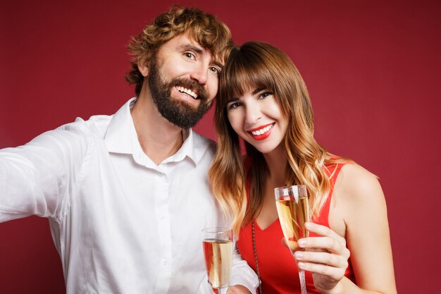 Donkerbruine vrouw met haar glas van de echtgenootholding champagne