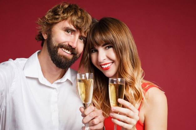 Donkerbruine vrouw met haar glas van de echtgenootholding champagne