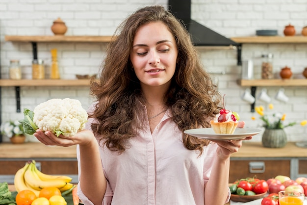 Donkerbruine vrouw met kool en muffin