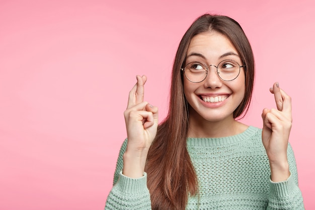 Donkerbruine vrouw met lang steil haar