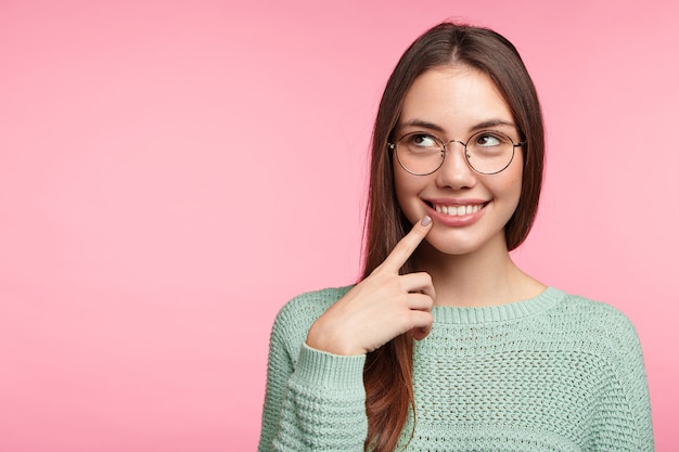 Donkerbruine vrouw met lang steil haar