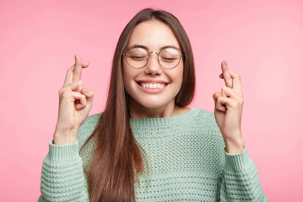 Donkerbruine vrouw met lang steil haar