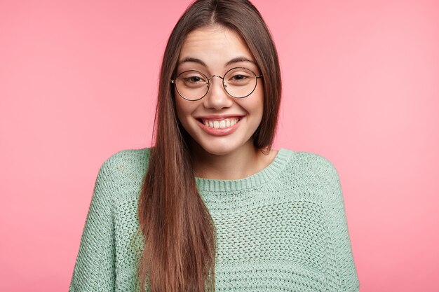 Donkerbruine vrouw met lang steil haar