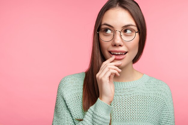 Donkerbruine vrouw met lang steil haar