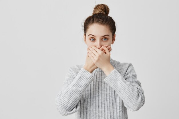 Donkerbruine vrouwelijke jaren '30 die mond behandelen met beide handen die stilte houden. Trouwe vriendin die belooft dat geheimen niet betrouwbaar zullen zijn. Mensen, houding concept