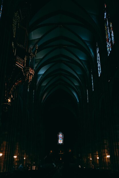 donkere gang in de Notre Dame kathedraal gevangen in Straatsburg, Frankrijk