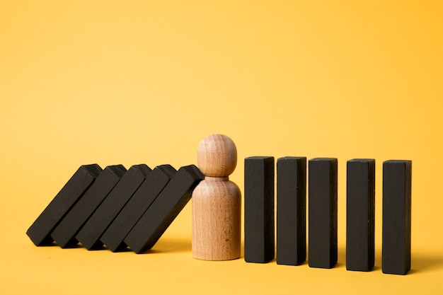 Donkere houten stukken en pionnenopstelling