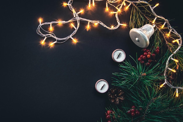 Gratis foto donkere kerstachtergrond met slinger en decordetails plat gelegd