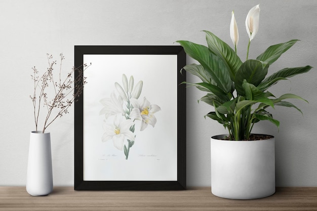 Donkere moderne fotolijst op een plank met planten