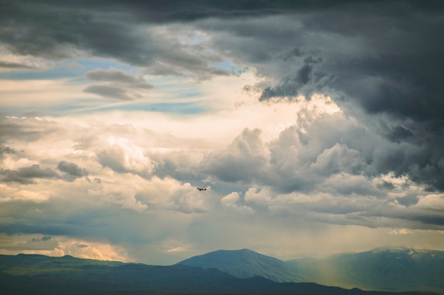 Donkere stormachtige wolken