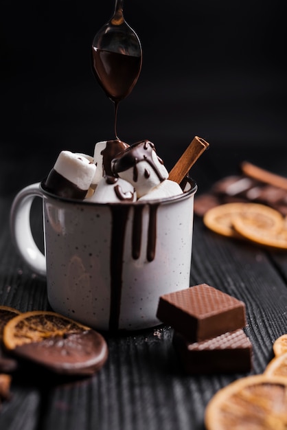 Donkere warme chocolademelk met marshmallows
