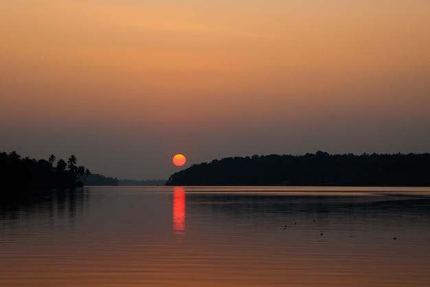 Donkere zonsondergang in Ashtamudi Lake Kollam