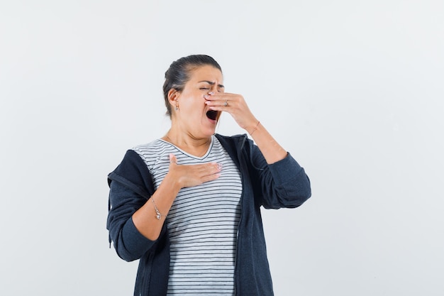 Donkerharige vrouw in overhemd