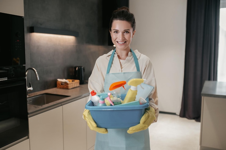 Gratis Foto donkerharige vrouw met een bassin met verschillende apparaten